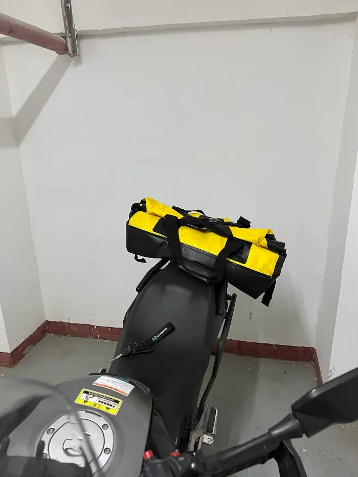 Cách mang hành lý trên xe máy không có giá đỡ