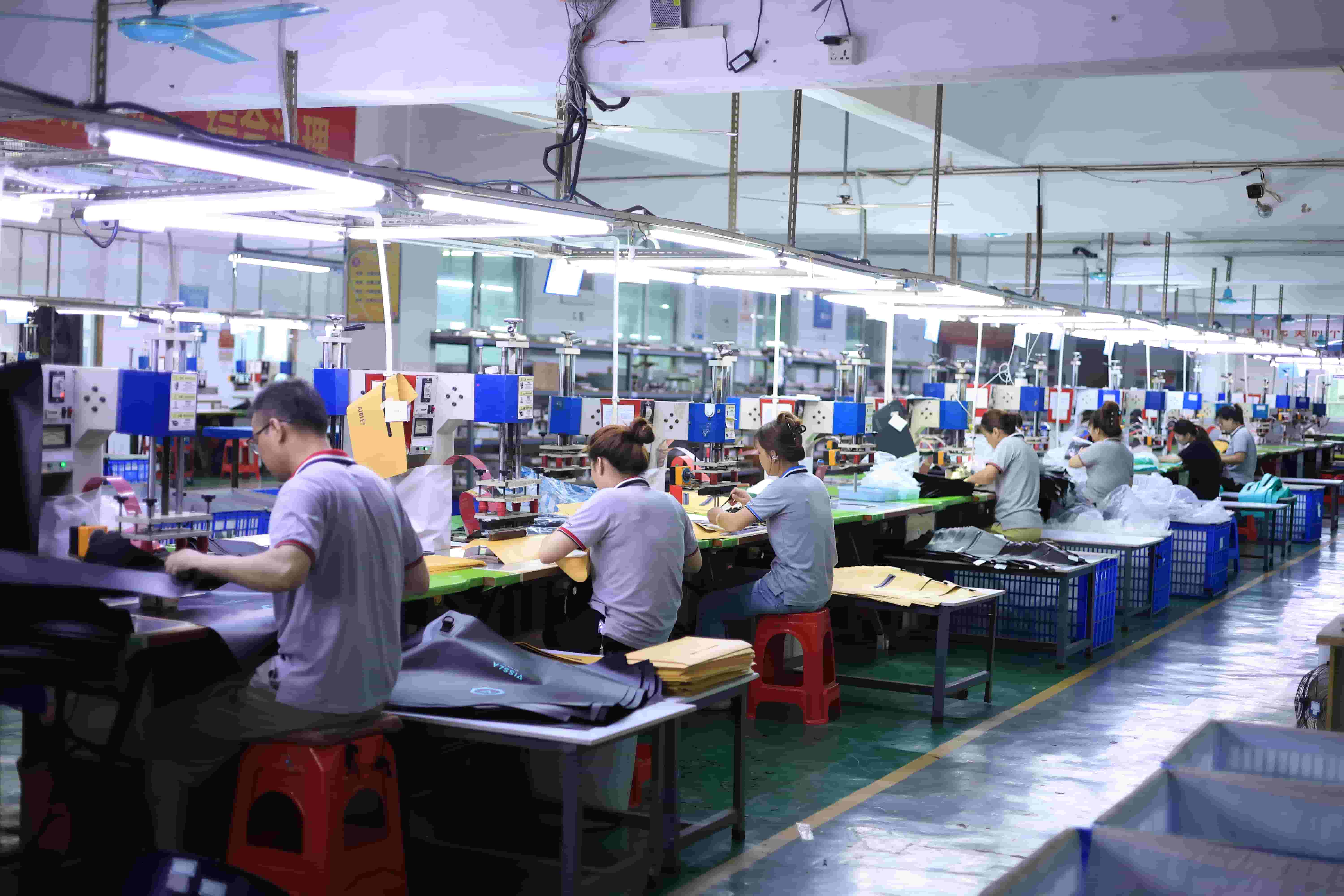 Nhà sản xuất túi chống nước tại Trung Quốc: Hướng dẫn OEM hoàn chỉnh