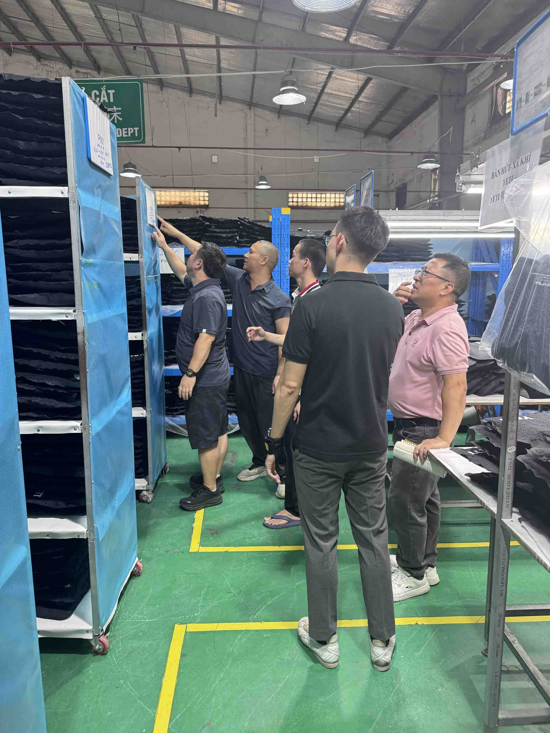 YETI đến thăm cơ sở của Sealock tại Việt Nam để đánh giá việc sản xuất túi làm mát mềm
