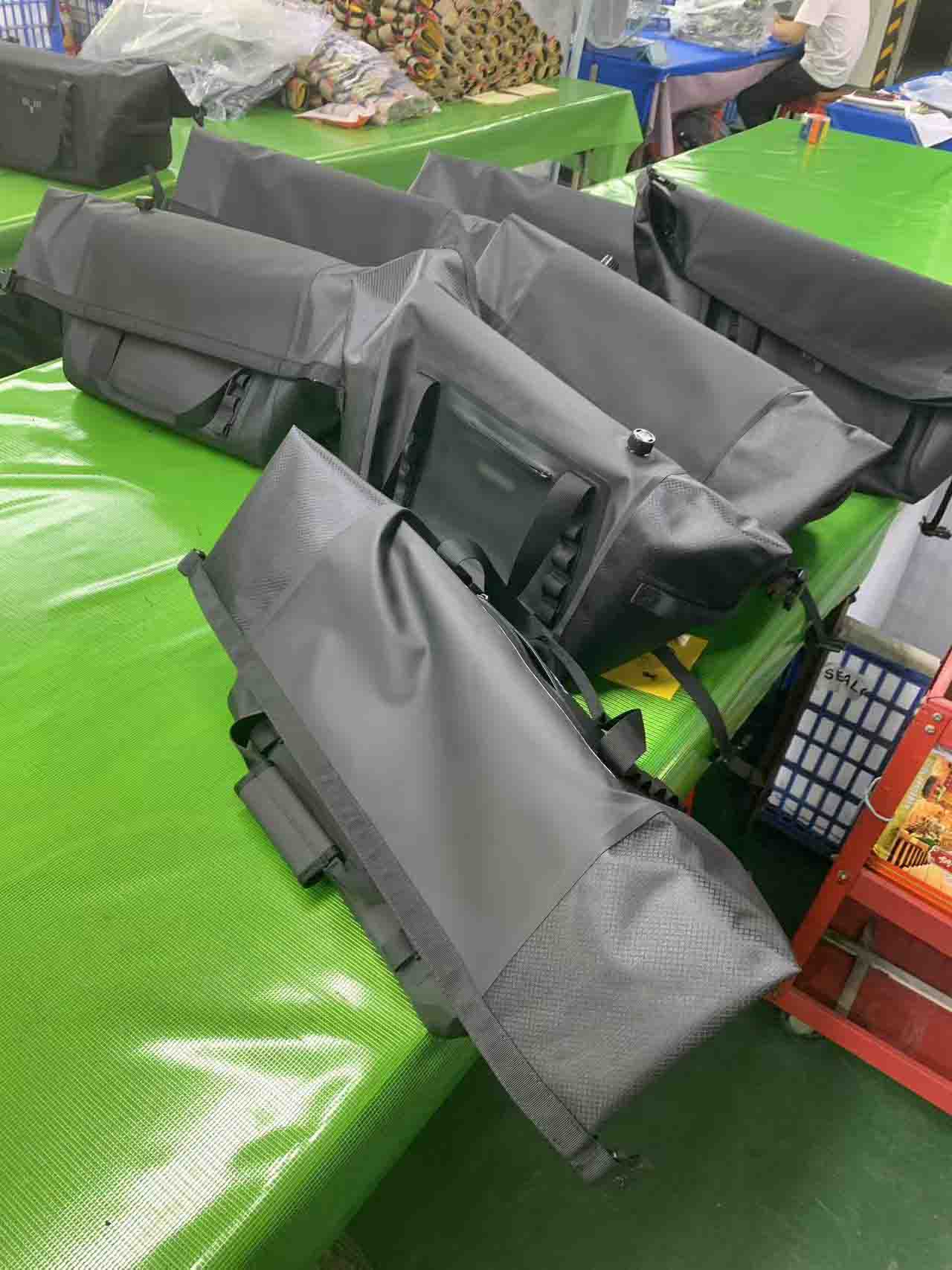 Sealock hoàn thành dây chuyền sản xuất OEM túi đựng thiết bị chống nước hàn cho một thương hiệu ở nước ngoài