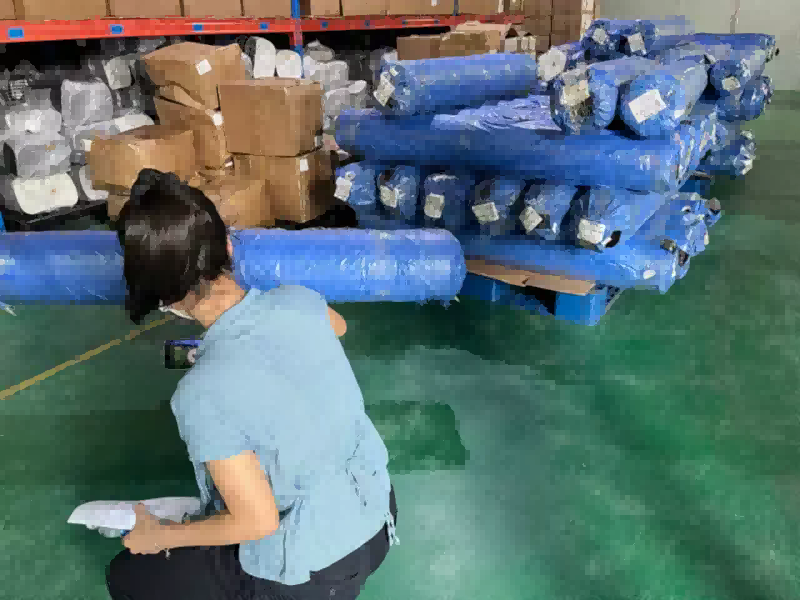 Một khách hàng quan sát việc chất hàng vào container: Việc chất hàng được giám sát tại cơ sở của Sealock ở Việt Nam