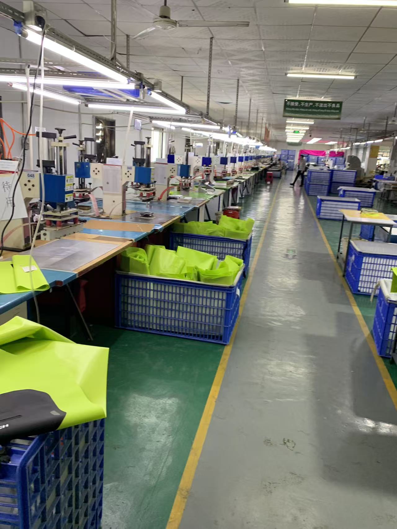 Bên trong quá trình sản xuất: Túi xe máy chống nước Hi-Vis được chế tạo như thế nào tại Sealock