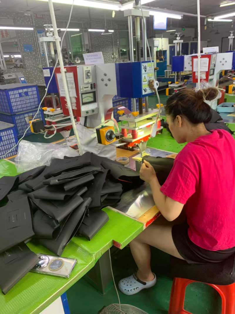 Một chiếc ba lô là ba mươi bộ phận được hàn trước khi nó là một chiếc ba lô